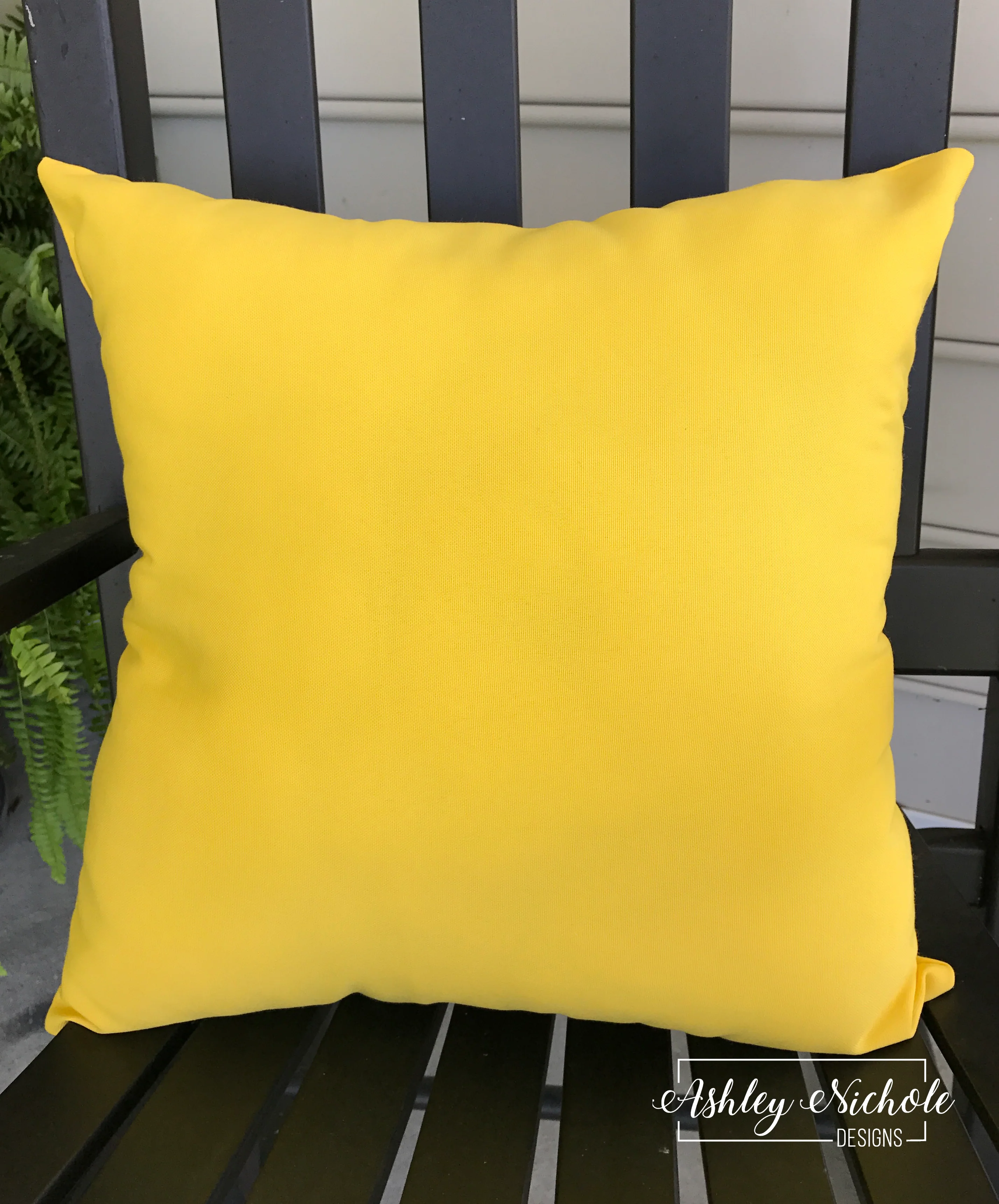 Outdoor Pillow - Daffodil